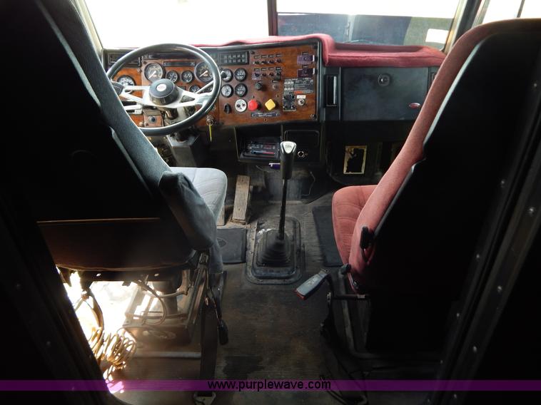 image for item G9475 1990 Peterbilt 377 semi truck