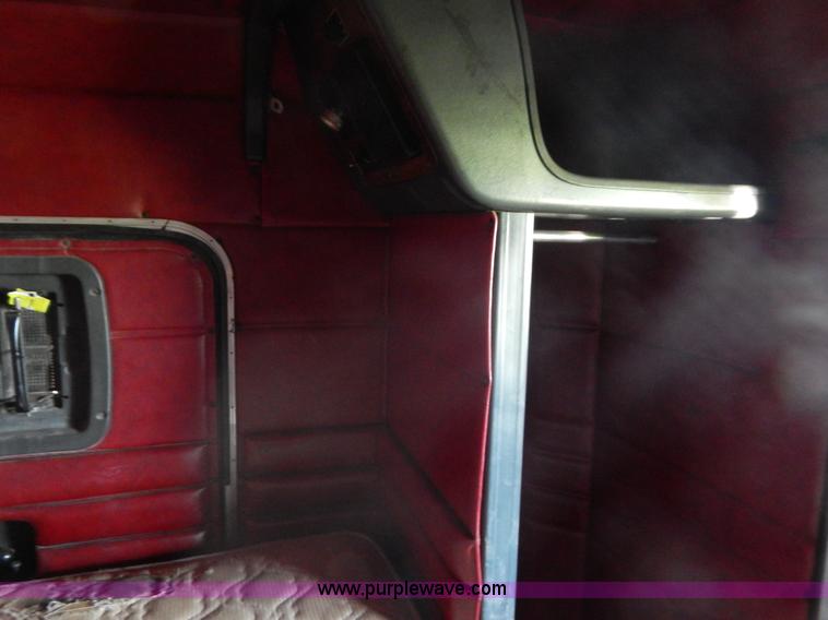 image for item G9475 1990 Peterbilt 377 semi truck