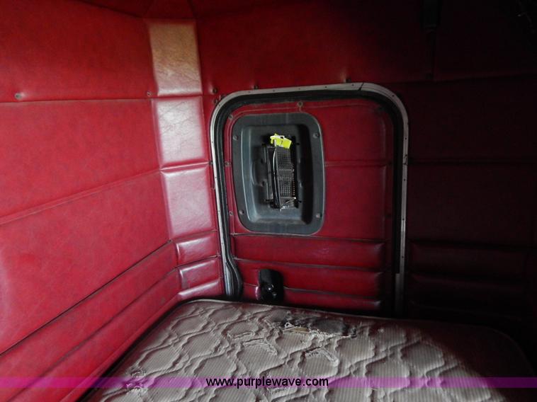 image for item G9475 1990 Peterbilt 377 semi truck