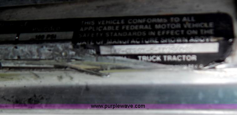 image for item G9475 1990 Peterbilt 377 semi truck