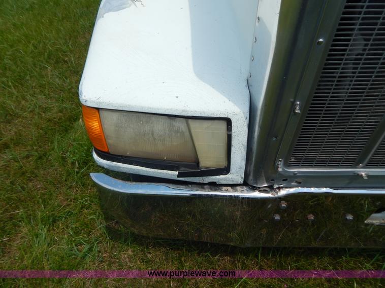 image for item G9475 1990 Peterbilt 377 semi truck