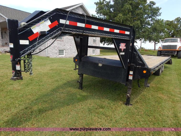 image for item G9476 2007 PJ gooseneck trailer
