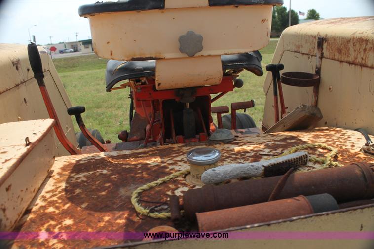 image for item H7409 1966 Case 930 Comfort King tractor