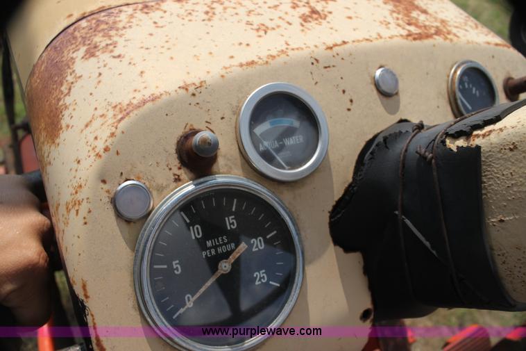 image for item H7409 1966 Case 930 Comfort King tractor