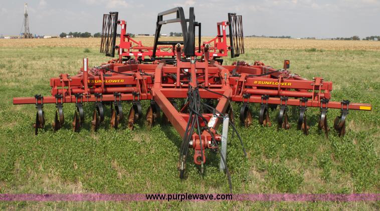 image for item H7413 Sunflower 4510 18'W disk chisel with packer