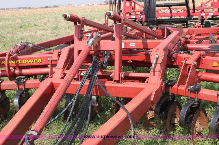 image for item H7413 Sunflower 4510 18'W disk chisel with packer