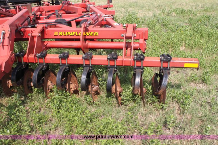 image for item H7413 Sunflower 4510 18'W disk chisel with packer