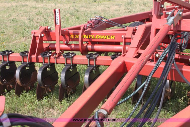 image for item H7413 Sunflower 4510 18'W disk chisel with packer