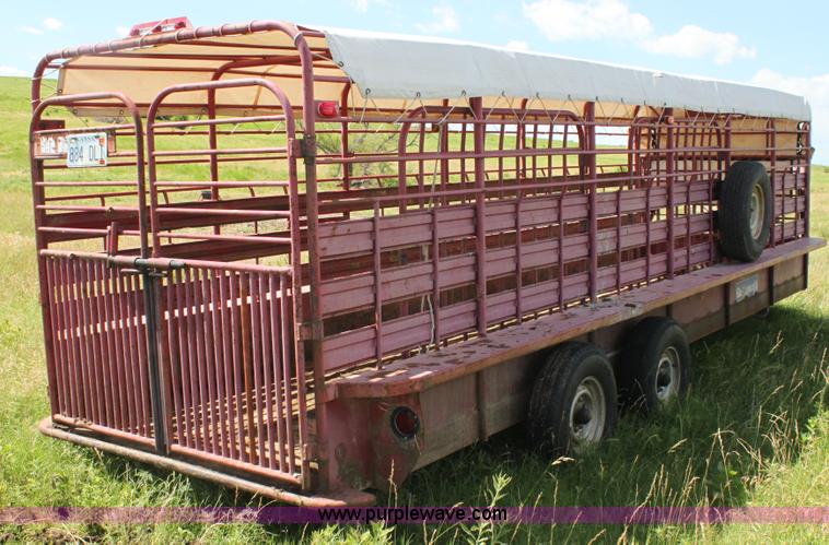 image for item H7418 1990 Gooseneck stock trailer