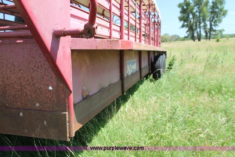 image for item H7418 1990 Gooseneck stock trailer