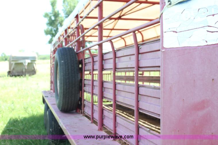 image for item H7418 1990 Gooseneck stock trailer