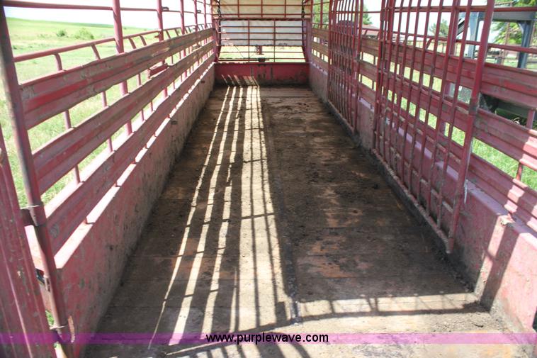 image for item H7418 1990 Gooseneck stock trailer