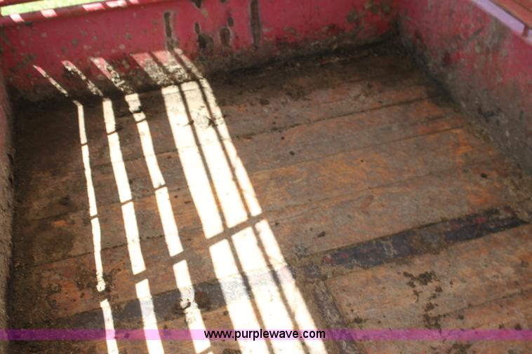 image for item H7418 1990 Gooseneck stock trailer