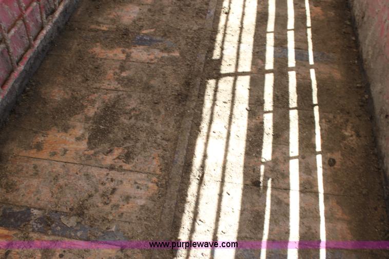 image for item H7418 1990 Gooseneck stock trailer