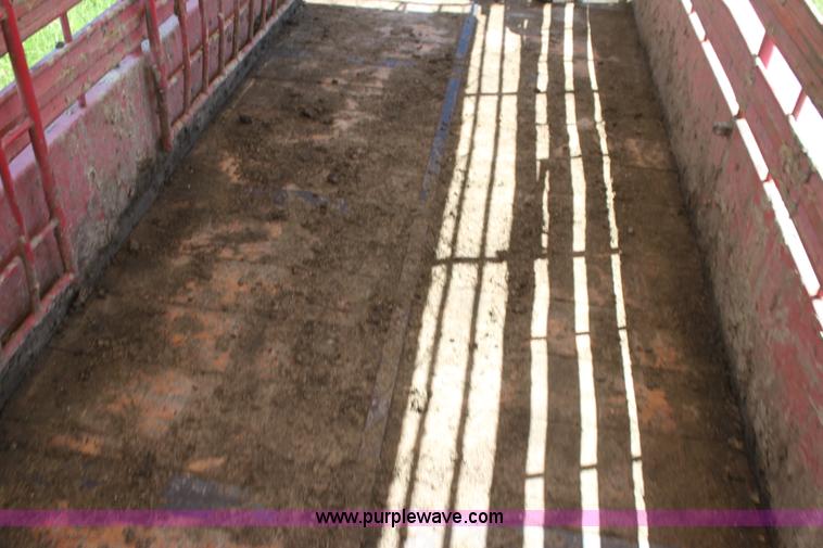 image for item H7418 1990 Gooseneck stock trailer