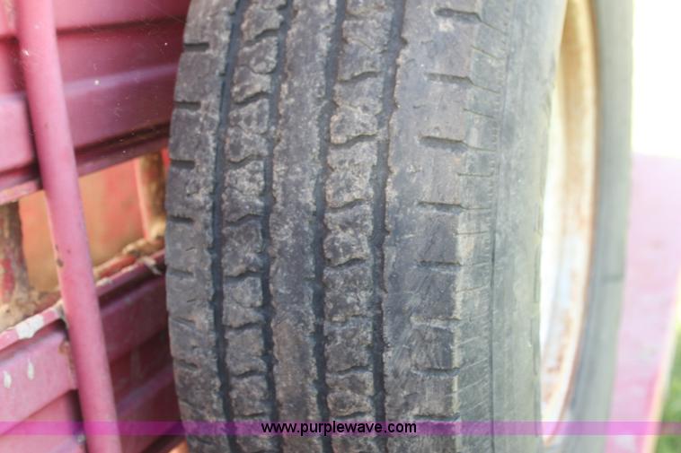 image for item H7418 1990 Gooseneck stock trailer