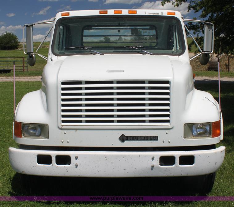image for item H7419 1998 International 4700 low profile truck