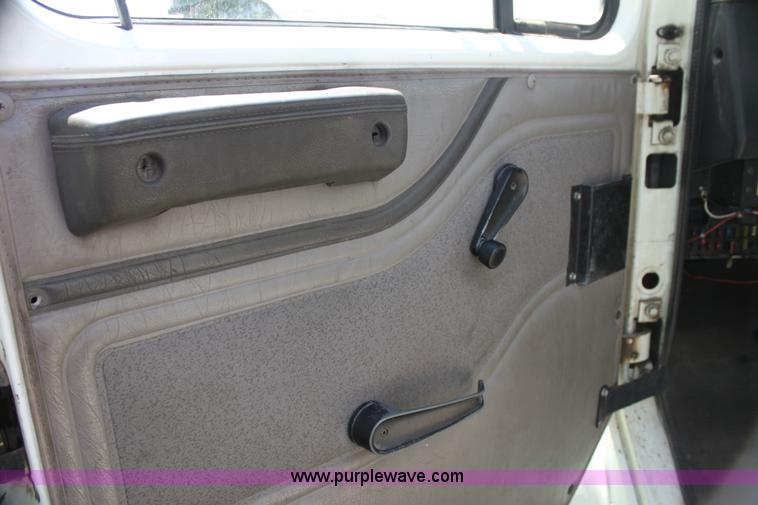 image for item H7419 1998 International 4700 low profile truck