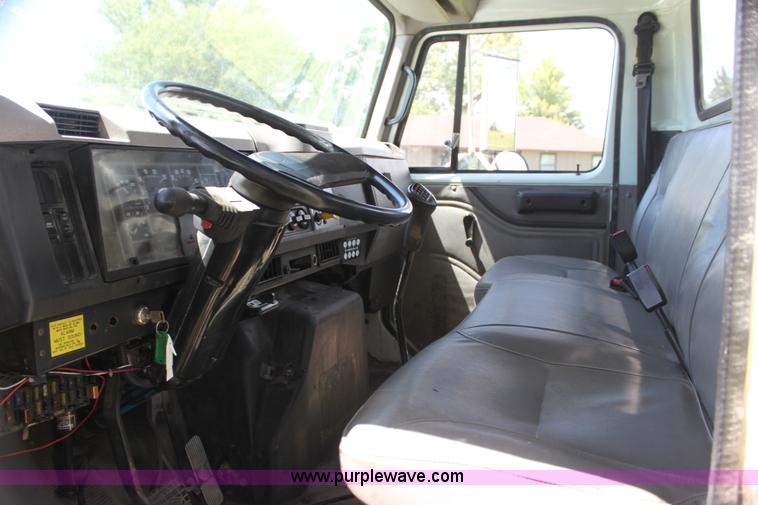 image for item H7419 1998 International 4700 low profile truck