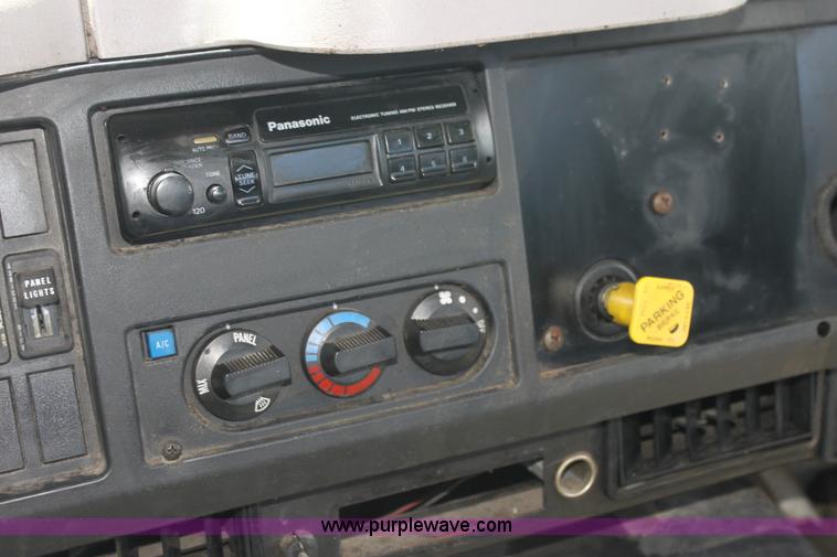 image for item H7419 1998 International 4700 low profile truck