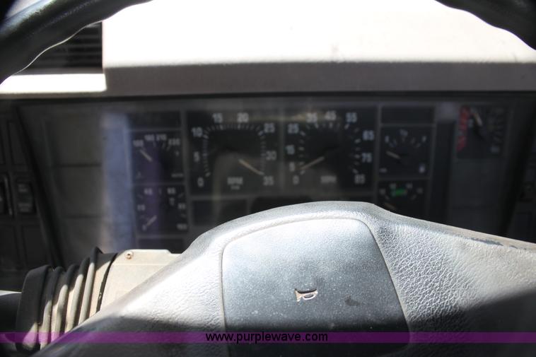 image for item H7419 1998 International 4700 low profile truck