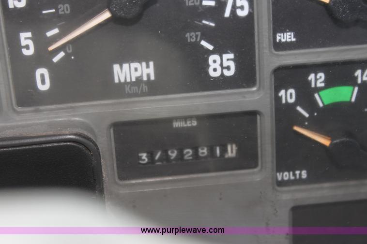 image for item H7419 1998 International 4700 low profile truck