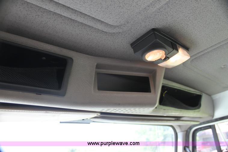 image for item H7419 1998 International 4700 low profile truck