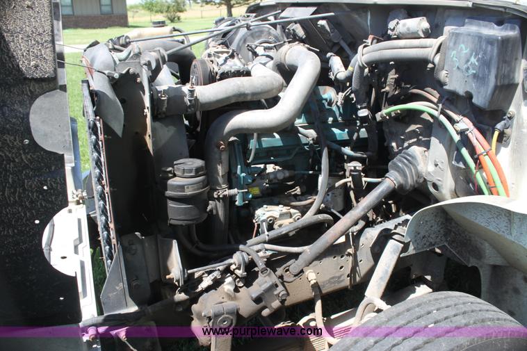 image for item H7419 1998 International 4700 low profile truck