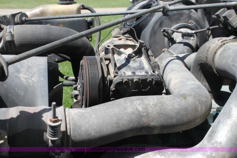 image for item H7419 1998 International 4700 low profile truck