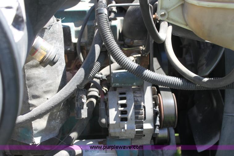 image for item H7419 1998 International 4700 low profile truck