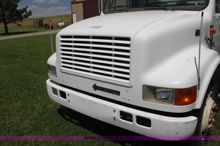 image for item H7419 1998 International 4700 low profile truck