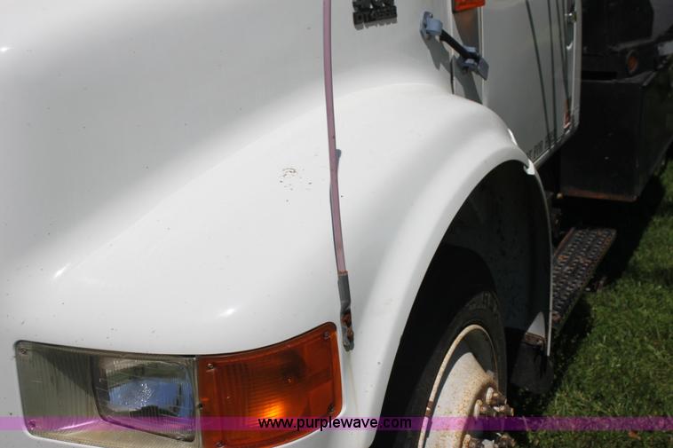 image for item H7419 1998 International 4700 low profile truck