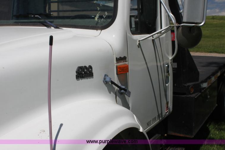 image for item H7419 1998 International 4700 low profile truck