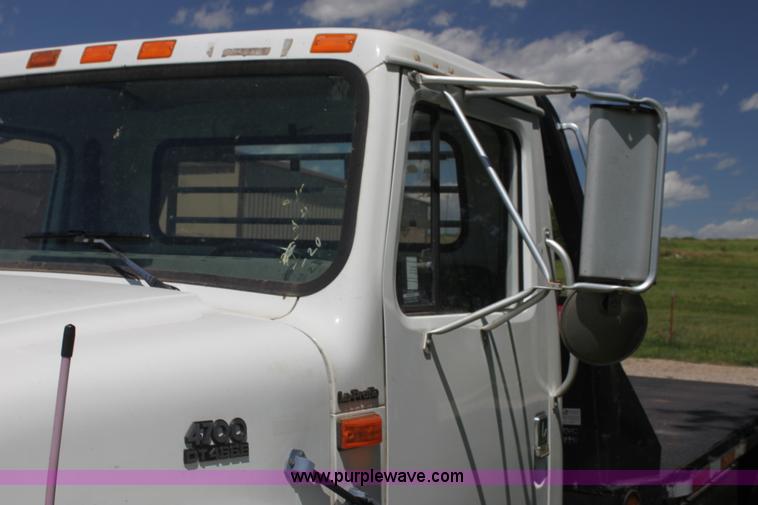 image for item H7419 1998 International 4700 low profile truck