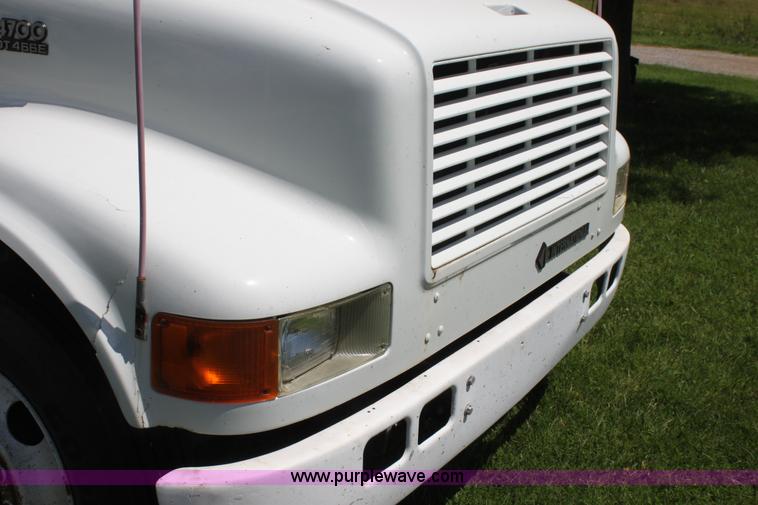 image for item H7419 1998 International 4700 low profile truck
