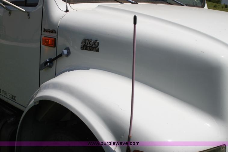 image for item H7419 1998 International 4700 low profile truck