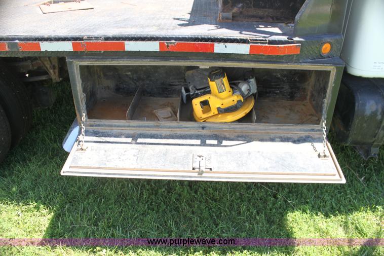 image for item H7419 1998 International 4700 low profile truck