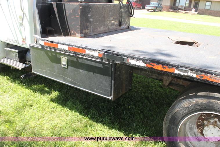 image for item H7419 1998 International 4700 low profile truck