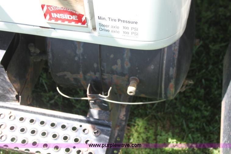 image for item H7419 1998 International 4700 low profile truck