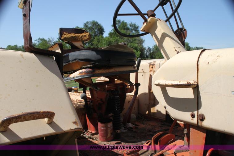 image for item H7422 J I Case 930 Comfort King tractor