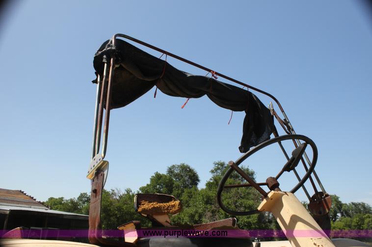 image for item H7422 J I Case 930 Comfort King tractor