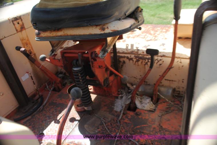 image for item H7422 J I Case 930 Comfort King tractor