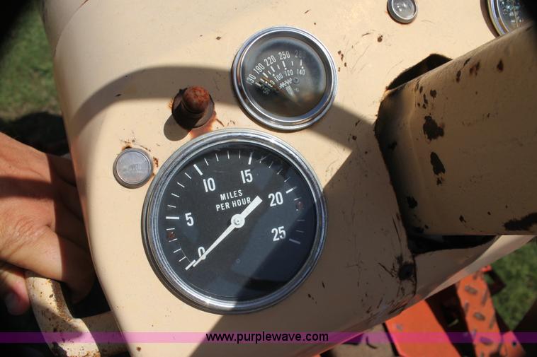 image for item H7422 J I Case 930 Comfort King tractor