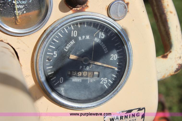 image for item H7422 J I Case 930 Comfort King tractor