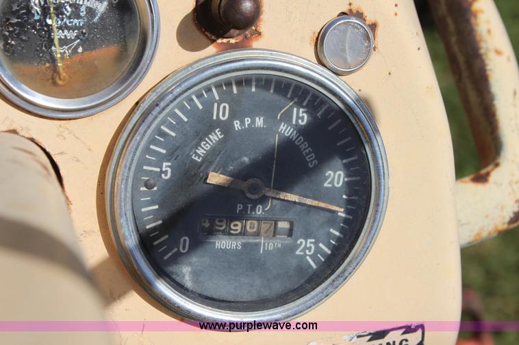 image for item H7422 J I Case 930 Comfort King tractor