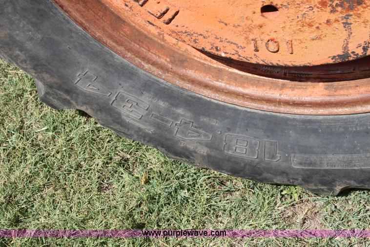 image for item H7422 J I Case 930 Comfort King tractor