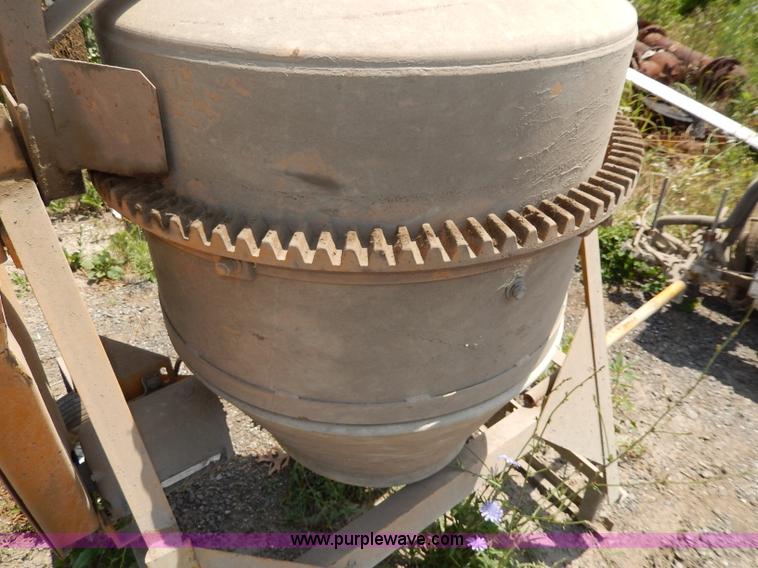 image for item AA9290 Gibson concrete mixer