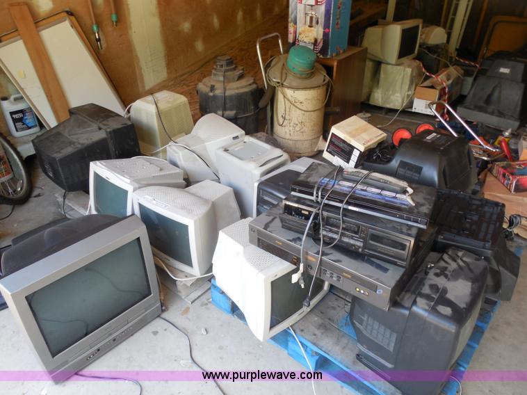 image for item AN9733 Assorted electronics