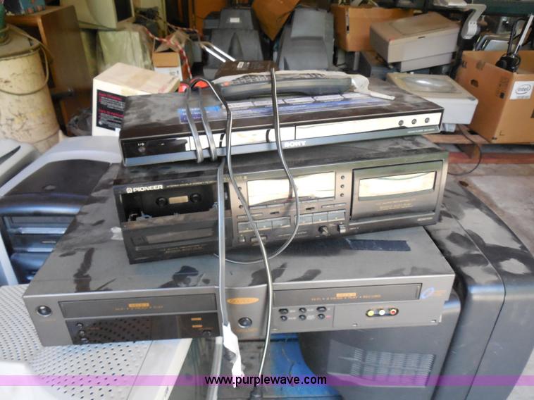 image for item AN9733 Assorted electronics