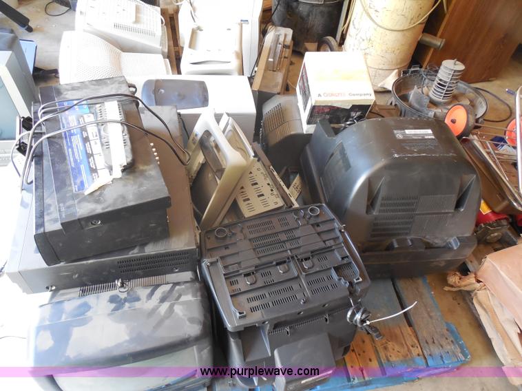 image for item AN9733 Assorted electronics